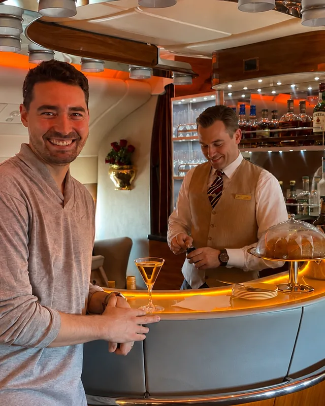 Kevin Cobb an der Bar der Emirates First Class im A380